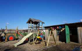 Traktor-Spielplatz, Bolzplatz und Sandkiste bieten Spielspaß für jedes Alter